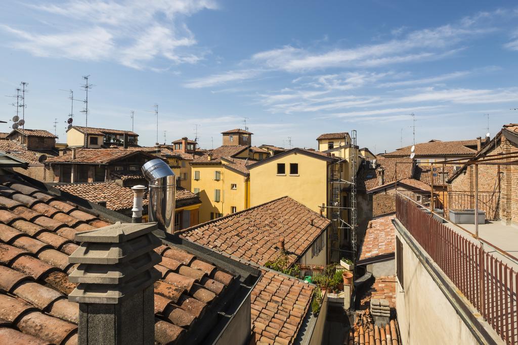 Апартаменты Attico Del Duomo Модена Экстерьер фото